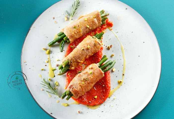 Involtini di vitello con pistacchi, fagiolini e salsa di peperoni rossi