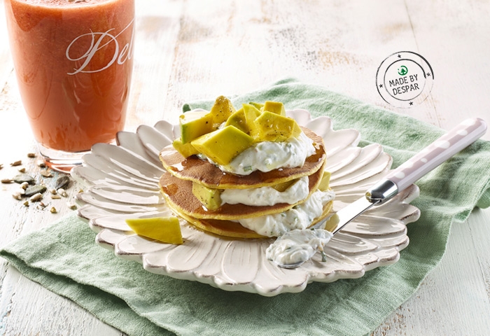 La colazione salata: pancake integrali con avocado e salsa allo yogurt
