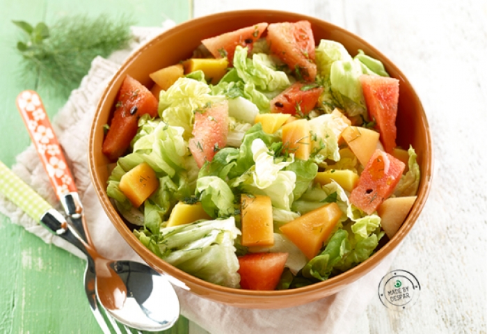 Lattuga con mango, anguria, melone e olio alle erbe