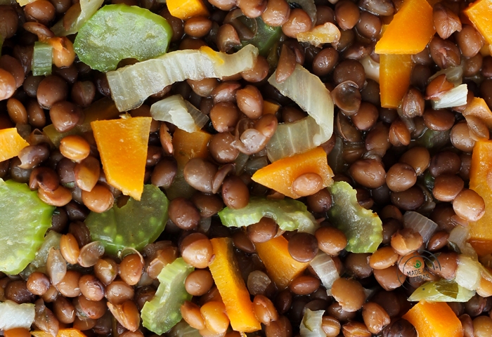 Lenticchie al cumino con cipolla, sedano e carota