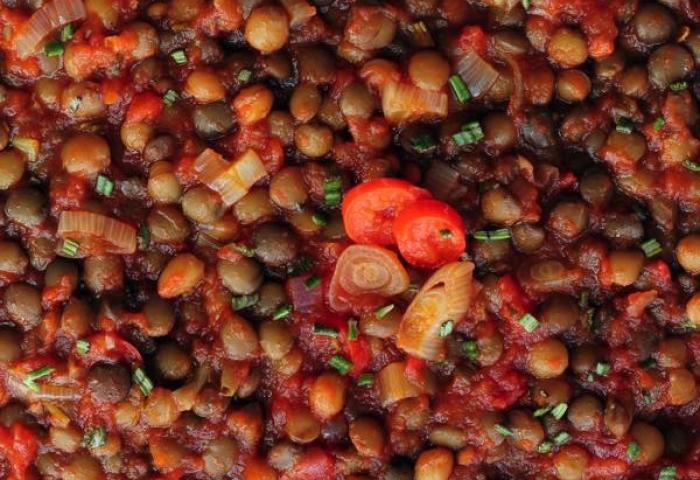 Lenticchie al pomodoro, cipollotto e peperoncino