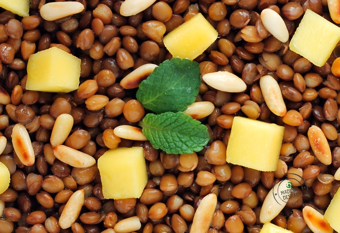 Lenticchie con mango, pinoli e salsa speziata