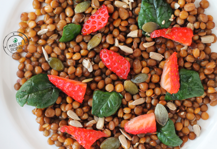 Lenticchie con spinacini, fragole e semi misti