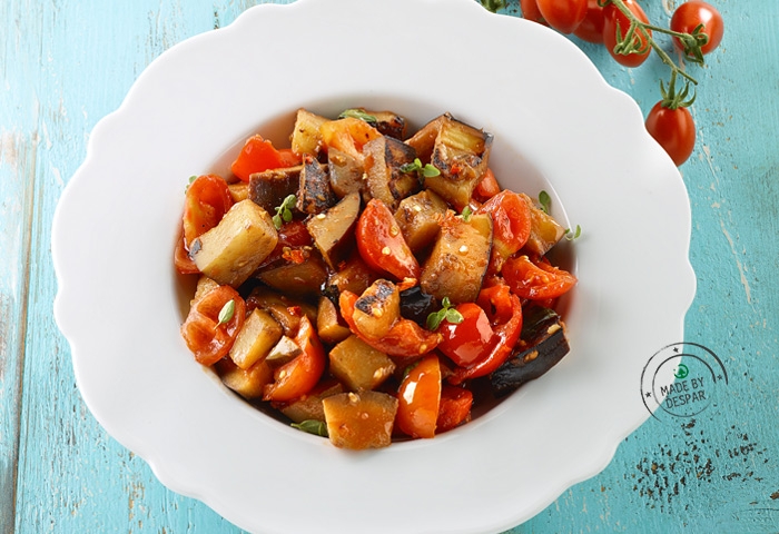 Melanzane al funghetto piccanti con pomodorini e basilico