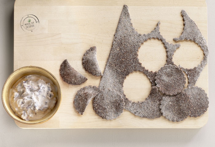 Mezzelune al cacao ripiene di radicchio tardivo con granella di nocciole