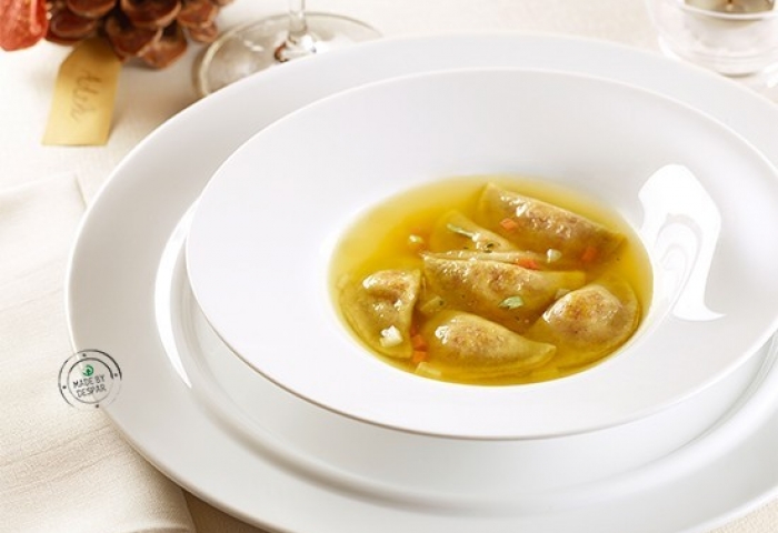 Mezzelune con ricotta di capra in brodo di manzo e verdure allo zafferano