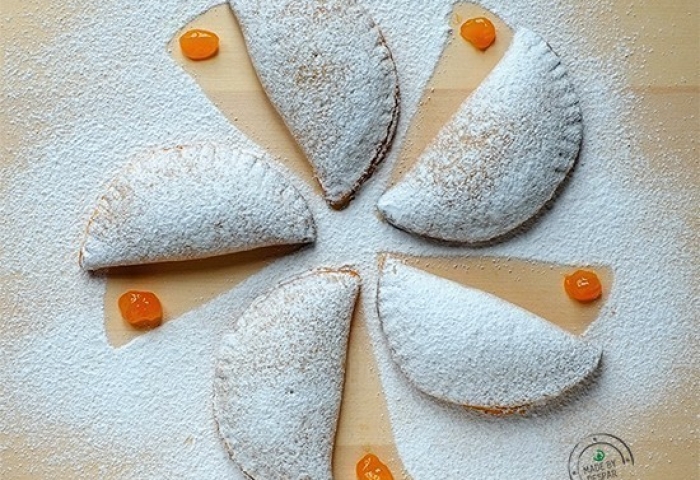 Mezzelune ripiene di composta di albicocche