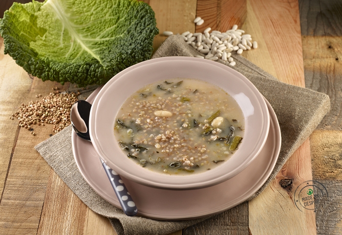 Minestra di cannellini e cavolo verza con grano saraceno