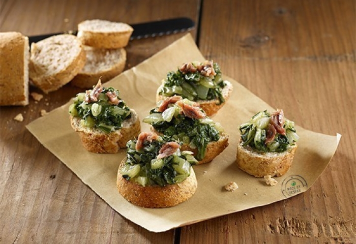Mini bruschette con bietola e alici
