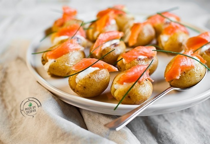 Mini patate ripiene di trota affumicata e caprino fresco
