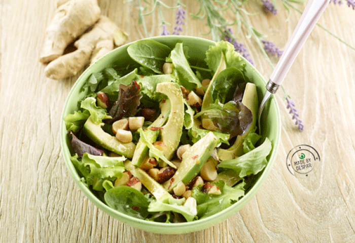 Misticanza con avocado, noci del Brasile e dressing allo zenzero