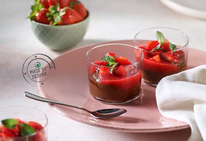 Mousse di cioccolato all’acqua con zuppetta di fragole e zenzero