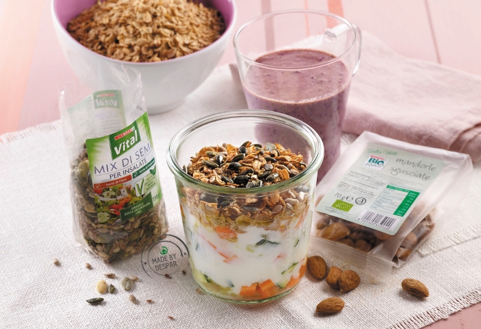 Muesli salato con yogurt, verdura, semi e fiocchi di farro integrali
