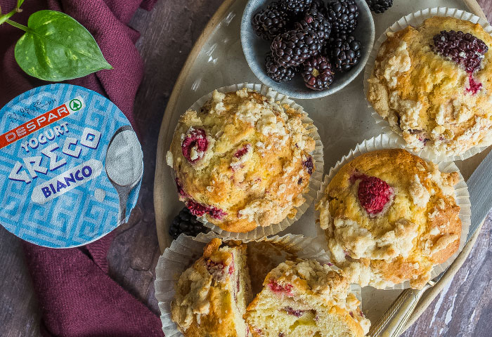 Muffin allo yogurt con more e lamponi