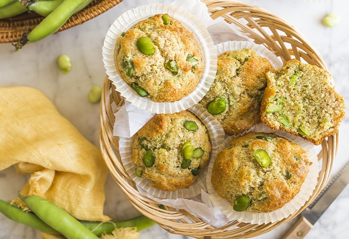 Muffin con fave, pesto e pecorino