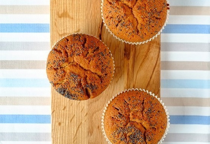 Muffin integrali ripieni di composta di frutti di bosco
