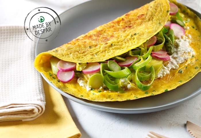 Omelette con patate all’erba cipollina, asparagi, ravanelli, porro e crescenza