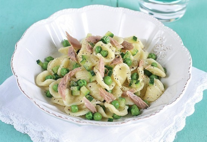 Orecchiette con tonno, zucchine e piselli