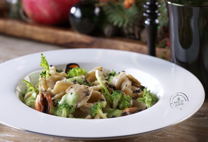 Orecchiette integrali con ragù di molluschi, broccolo, arancia e broccolo fiolaro