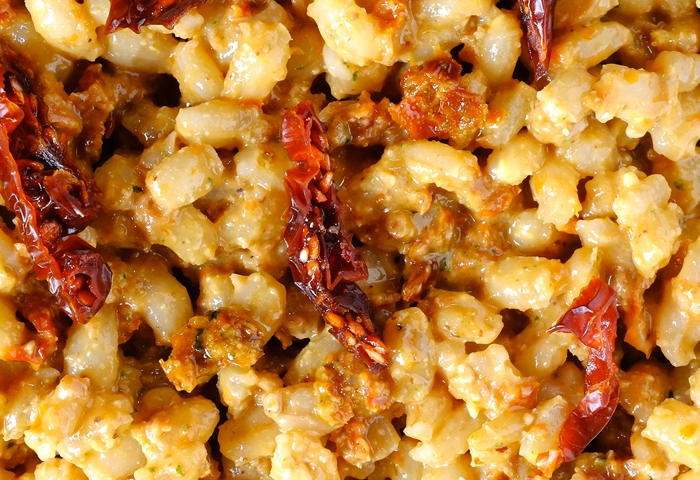 Orzo con pomodori secchi ed erbe aromatiche