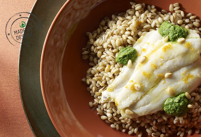 Orzotto al pesto di cicoria e pinoli, rombo al coriandolo e succo di clementine
