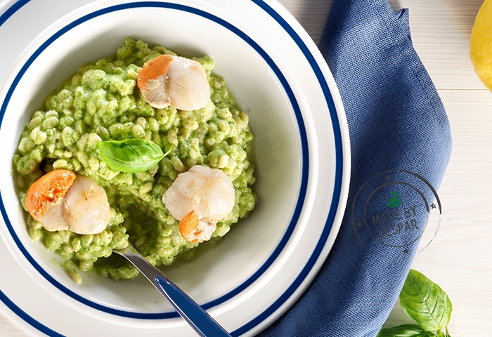 Orzotto con pesto di zucchine basilico, pinoli e capesante
