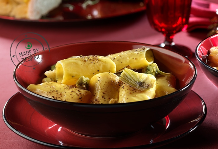 Paccheri cacio e pepe allo zafferano con carciofi saltati allo scalogno