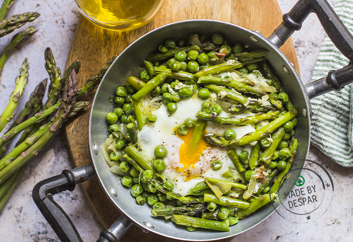 Padellata di asparagi e piselli con uova