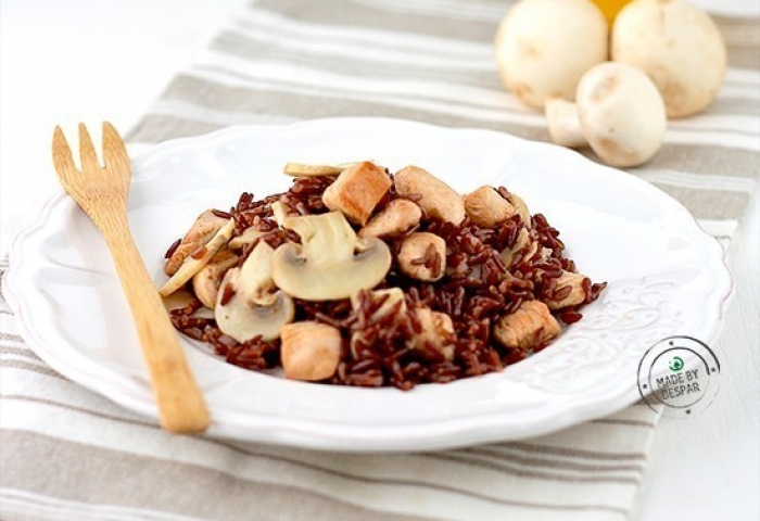 Padellata di riso rosso con pollo e champignon