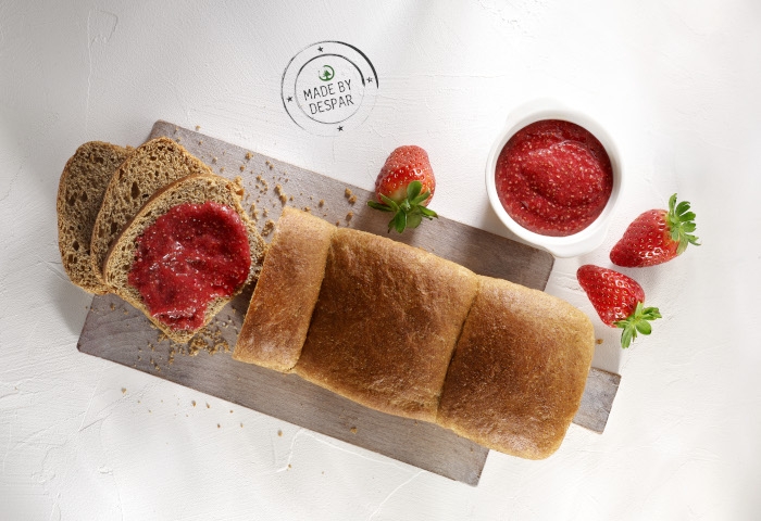 Pan brioche integrale con composta di fragole e semi di chia