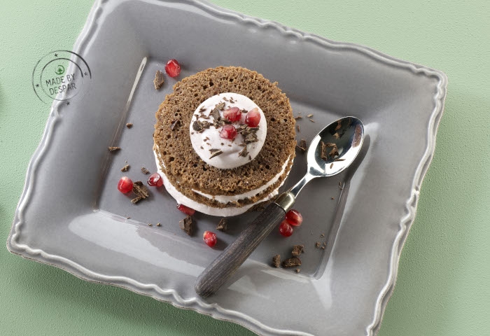 Pan di Spagna al cacao con crema di yogurt greco e succo di melagrana