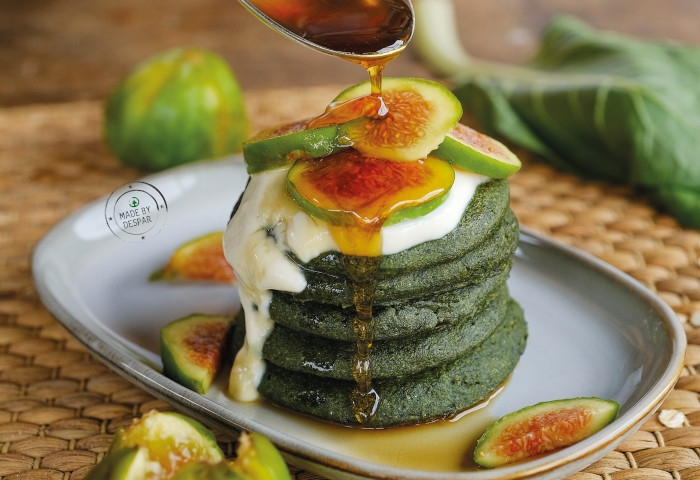 Pancake di bieta e avena con fichi e yogurt