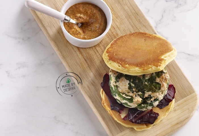 Pancake di ceci con burger di verdure e pollo, salsa piccante e radicchio marinato