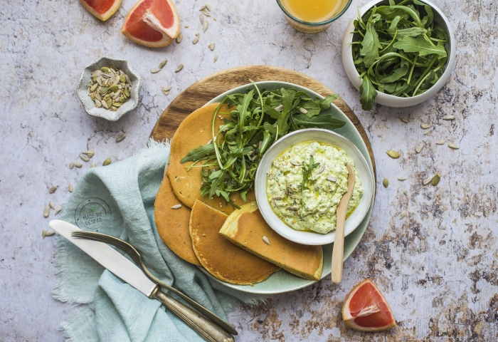 Pancake di ceci con robiola e rucola