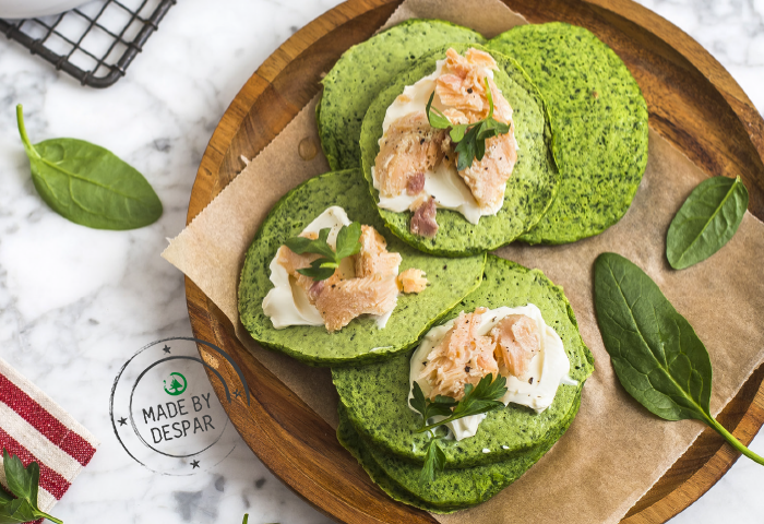 Pancake salati agli spinaci con formaggio fresco e salmone