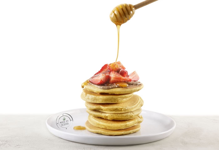 Pancakes alla banana con burro di mandorle e fragole