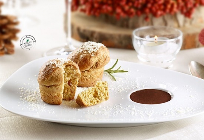 Panettoncini al rosmarino con salsa di cacao e mandorle