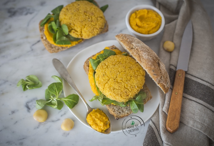 Panini con burger di lupini e crema di carote