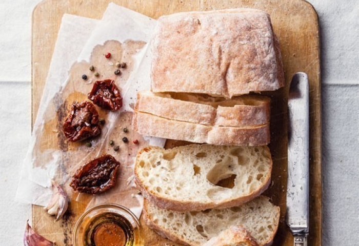 Panino con filetti di sgombro  e pomodori secchi...