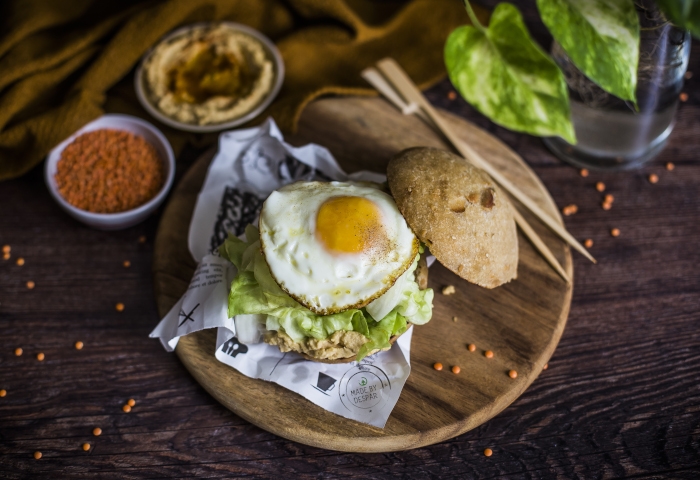Panino con hummus di lenticchie rosse, uovo e insalata