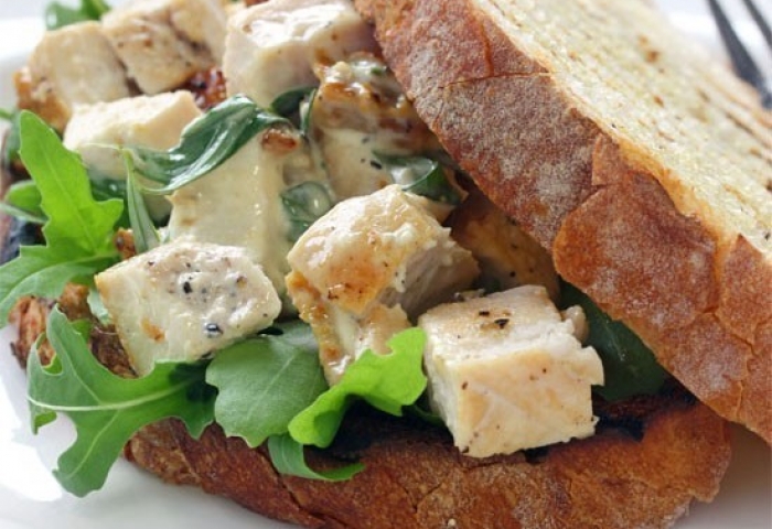 Panino con pollo al curry e maionese light