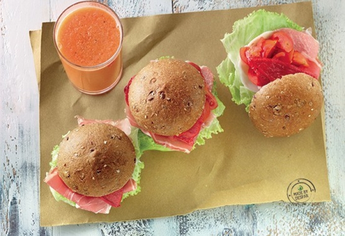 Panino farcito con crudo e verdure con frullato di melone, sedano e carote