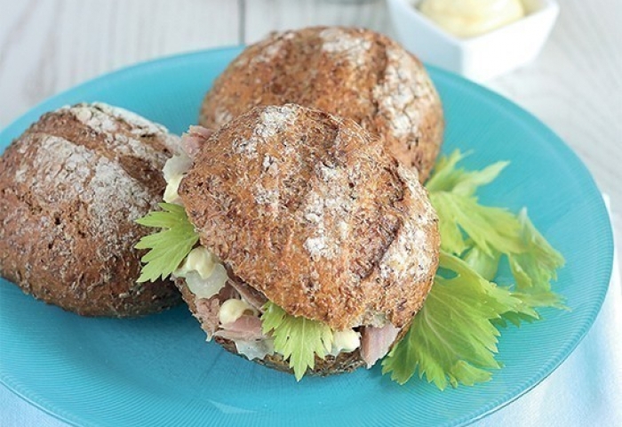 Panino farcito con tonno, sedano e maionese