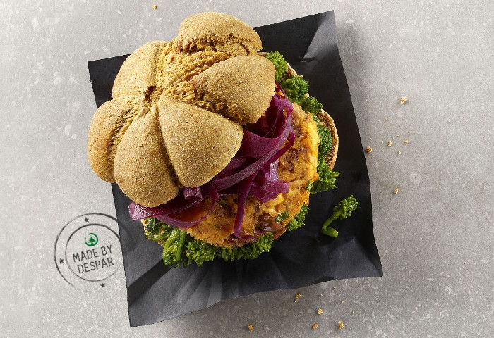 Panino integrale alla zucca con burger di alalunga e cime di rapa