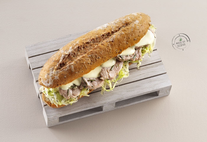 Panino integrale con maiale alle erbe, cavolo cappuccio marinato allo zenzero e semi di papavero, maionese alle mele