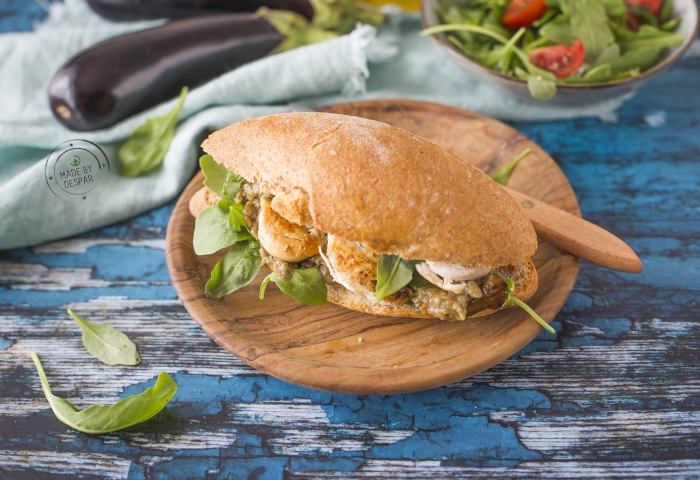 Panino integrale con pollo, hummus di melanzane e rucola