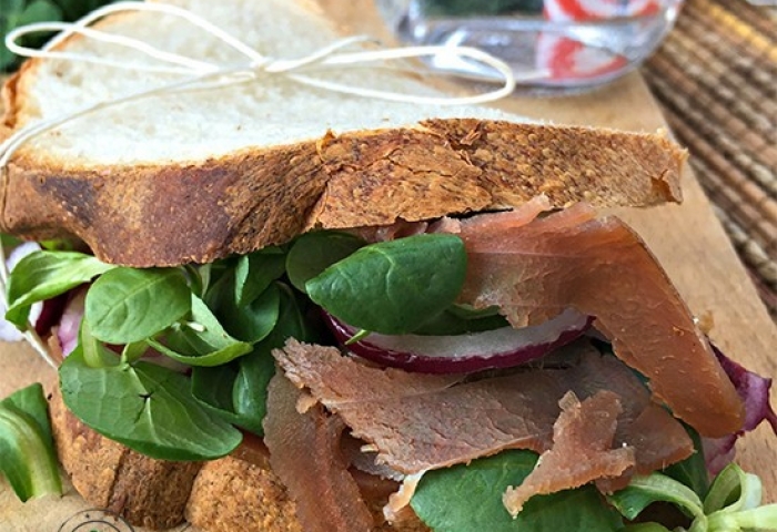 Panino semi-integrale con tonno affumicato, cipolla di Tropea e salsa allo yogurt