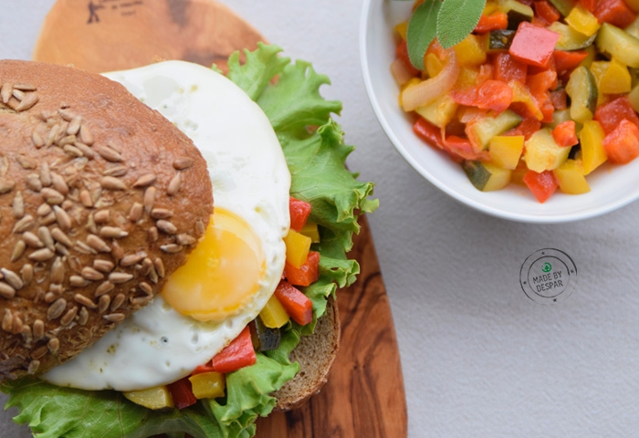 Panino unico ai cereali e semi di girasole con uovo e ratatouille di verdure