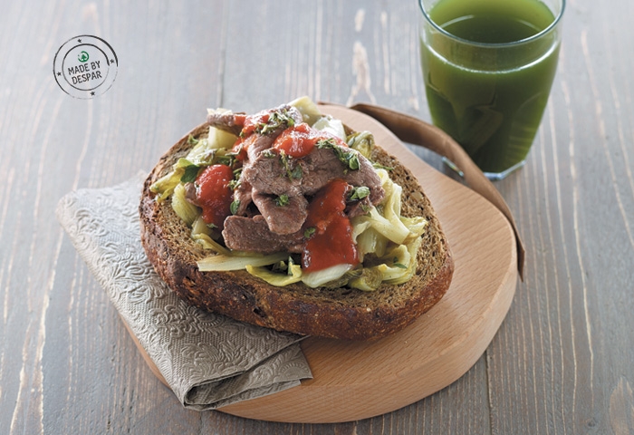 Panino unico con indivia brasata e manzo alle erbe con salsa piccante