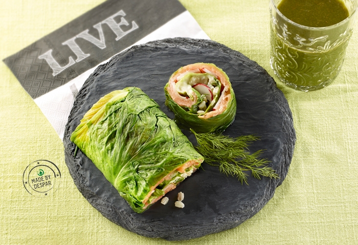 Panino unico: roll di lattuga con verdure, riso e salmone